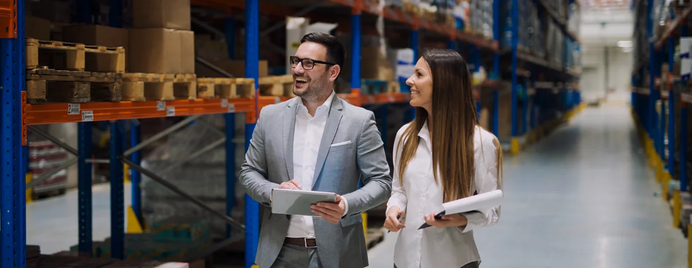 Administradores controlando el inventario